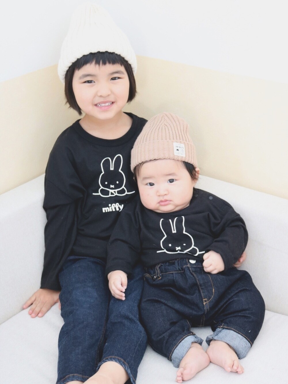 「ミッフィー、ロンT、ニット帽、デニム、ベビーコーデ、赤ちゃん、姉弟、姉弟コーデ」｜「Miffyのmiffy(ミッフィー)ロンT（Tシャツ/カットソー、ブラック系）」を使った、SuzuMinaさん（キッズ・110cm）の秋コーディネートの1枚目の写真