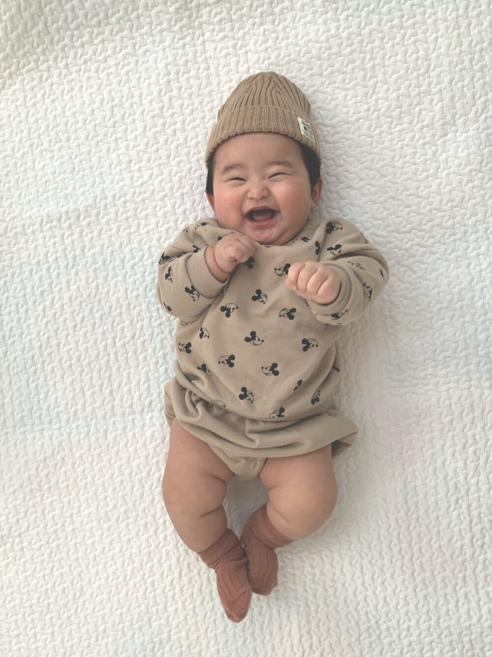 「バースデイ、ミッキー、ブルマ、ベビーコーデ、赤ちゃん、ワントーンコーデ、プチプラ」｜「Birthdayのアイテム（スウェット、ベージュ系）」を使った、SuzuMinaさん（キッズ・110cm）の冬コーディネートの1枚目の写真