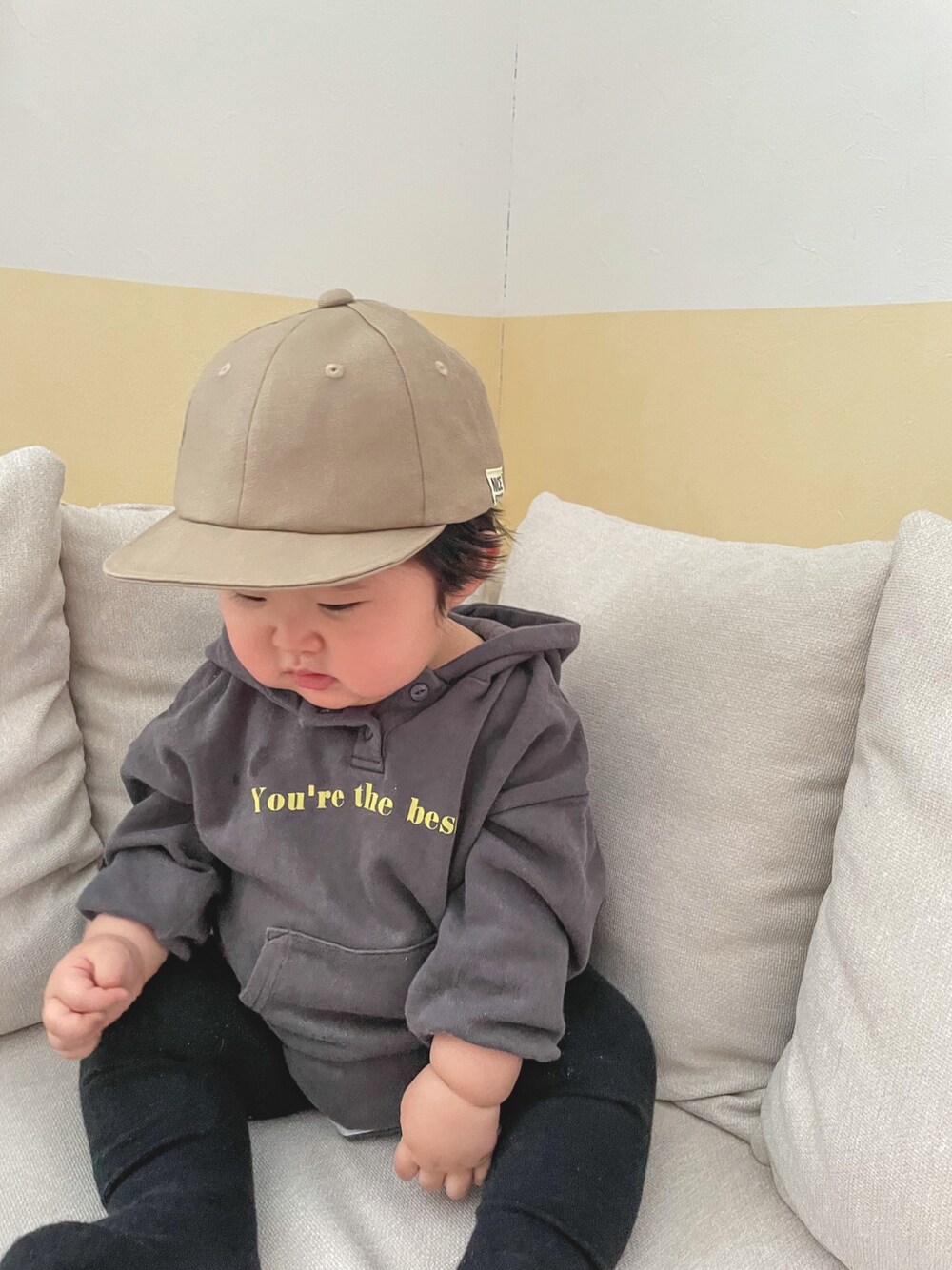 「ベビーコーデ、赤ちゃん、ロンパース、キャップ」｜「3coinsのアイテム（キャップ、ベージュ系）」を使った、SuzuMinaさん（キッズ・110cm）の冬コーディネートの1枚目の写真