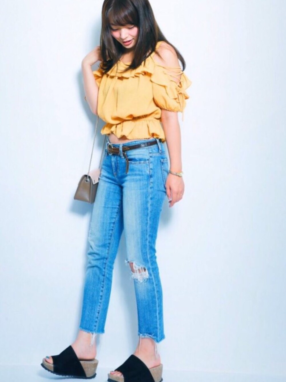 「カジュアルコーデ、夏、大人カジュアル、オトナ女子、シンプル、オフショル、デニム」｜「MAISON DE REEFURの＜JOE'S（ジョーズ ジーンズ）＞ COOPER - デニム（デニムパンツ、ブルー系）」を使った、三村有希さん（レディース・156cm）の夏コーディネートの1枚目の写真