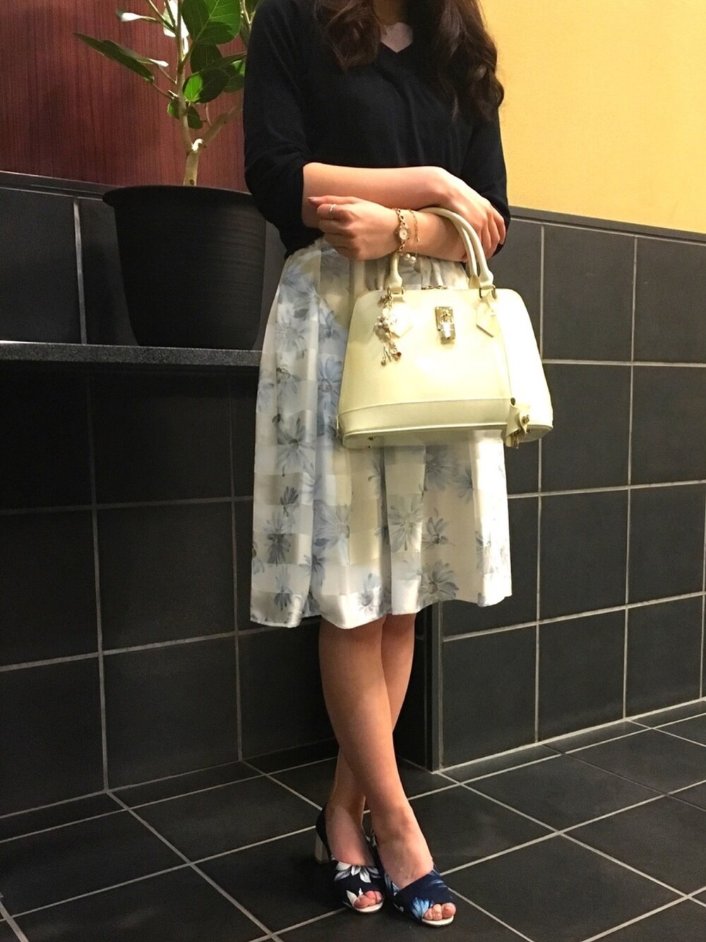 「STG、Samantha Thavasa、&chouette、ViS、マーキュリーデュオ(MERCURYDUO)、花柄スカート、サマンサ、サマンサタバサ」｜「VISのオーガニックコットン重ねVネックプルオーバー（ニット/セーター、ブルー系）」を使った、Maikuroさん（レディース・165cm）の春コーディネートの1枚目の写真