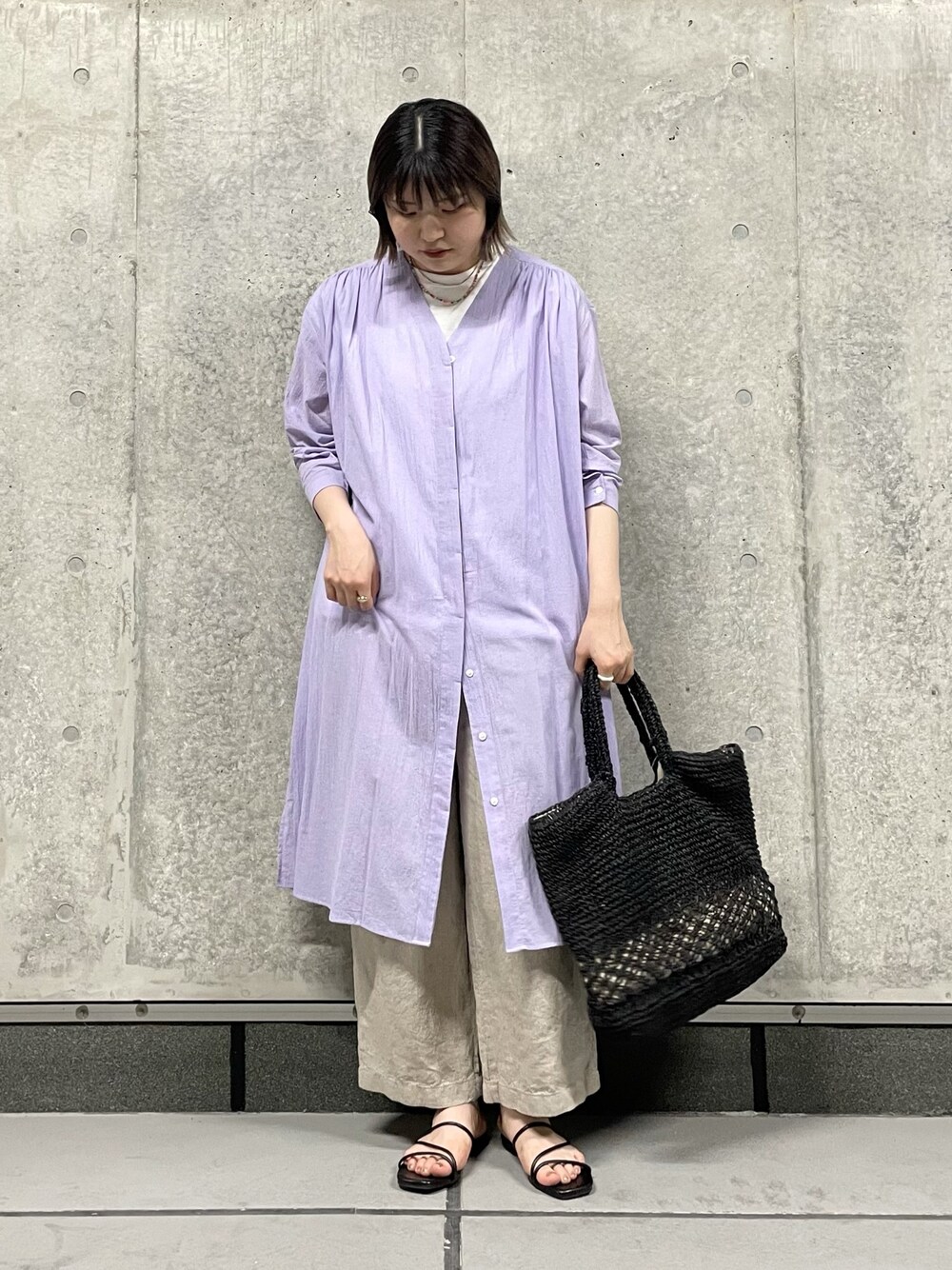 パープル系のワンピース、ホワイト系のTシャツ/カットソー、ブラック系のトートバッグを着用したレディースの夏コーディネートの1枚目の写真