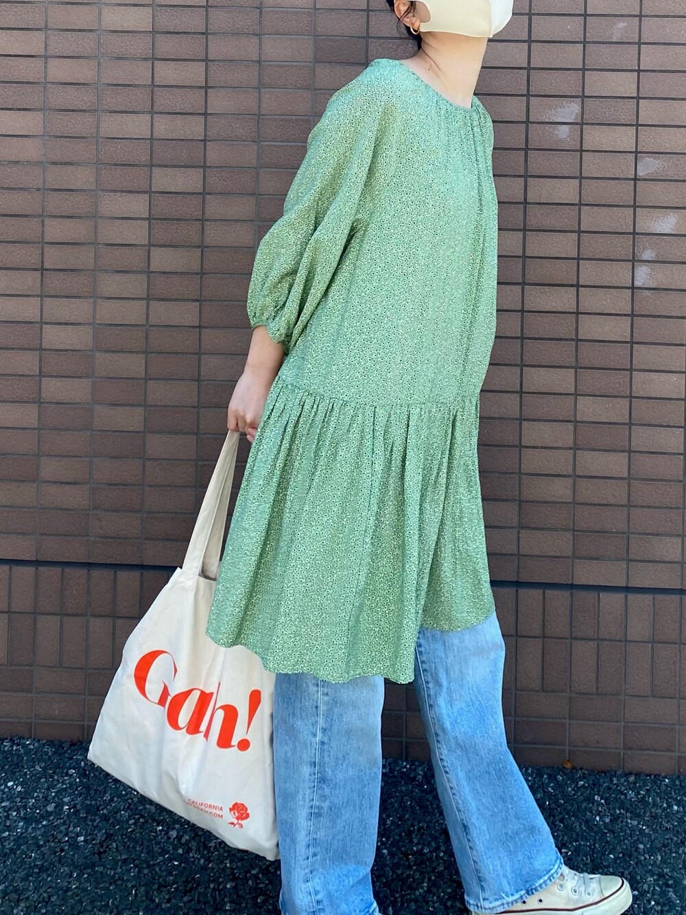 「ワンピース×スニーカー、花柄、シンプルコーデ、カジュアルコーデ、今日のコーデ、おしゃれさんと繋がりたい、マスクコーデ、ootd、春カラースタイル、デニムパンツ」｜「H&Mのアイテム（ワンピース、グリーン系）」を使った、momokoさん（レディース・154cm）の春コーディネートの1枚目の写真