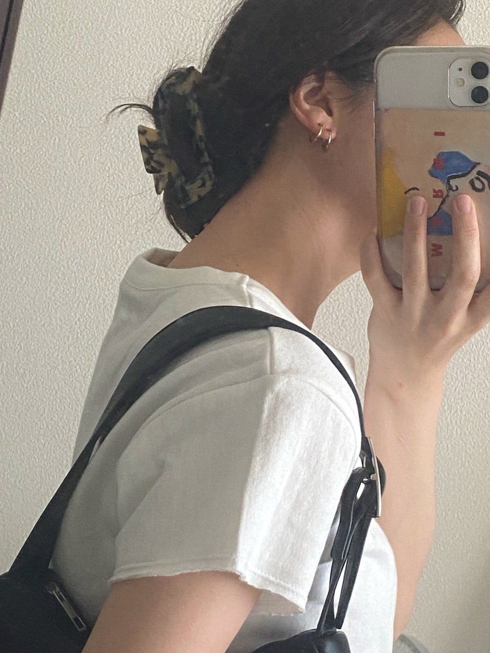 「バンスクリップ、シンプルコーデ、休日コーデ、ootd、ヘアアレンジ、休日スタイル、そこまでコーデ、ラフ、カジュアル、プチプラコーデ」｜「Esimeの樹脂大きめヘアクリップ（バレッタ/ヘアクリップ、ホワイト系）」を使った、momokoさん（レディース・154cm）の春コーディネートの1枚目の写真