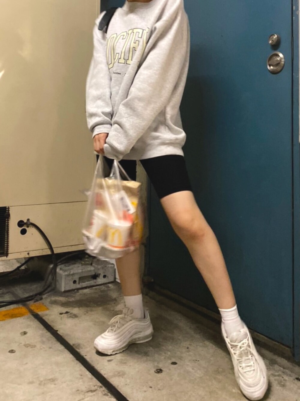 「バイカーパンツ、サイクルパンツ、海外系ファッション、オトナカジュアル、シンプル、カジュアルコーデ、パンツスタイル、海外セレブ風、スウェット、休日スタイル」｜「BEAUTY&YOUTH UNITED ARROWSの【WEB限定】by レタード エアー バルーン スウェット（スウェット、グレー系）」を使った、momokoさん（レディース・154cm）の春コーディネートの1枚目の写真