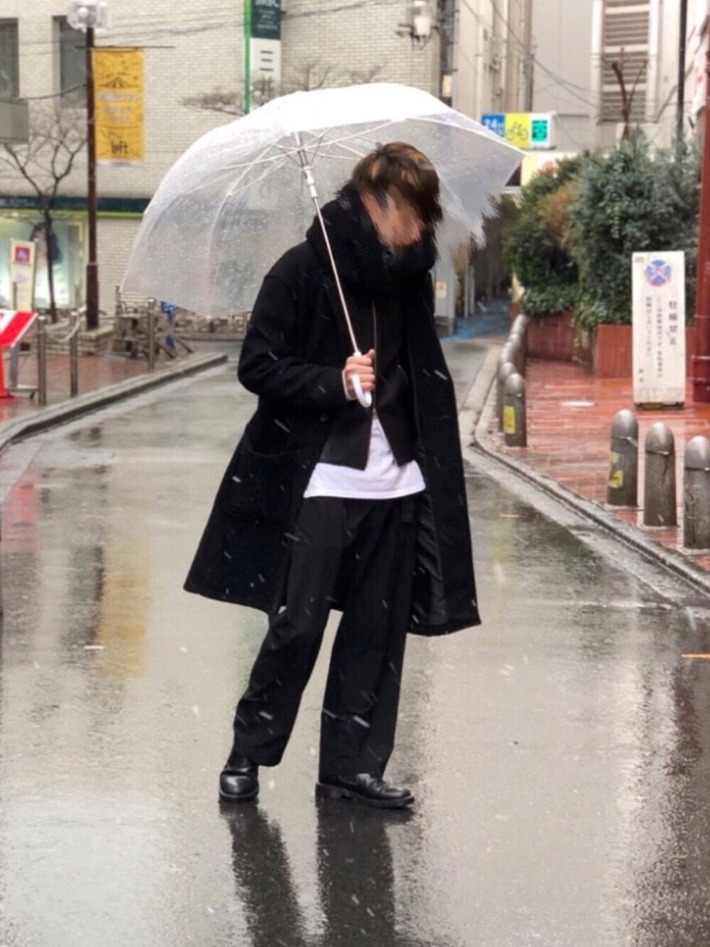 「雨、雪、LIDnM、アウターONアウター、ootd、寒い日のコーデ、ライダース、ライダースジャケット、EMMA  CLOTHES」｜「my beautiful landletのアイテム（マフラー、ブラック系）」を使った、かんへるさん（メンズ・173cm）の春コーディネートの1枚目の写真