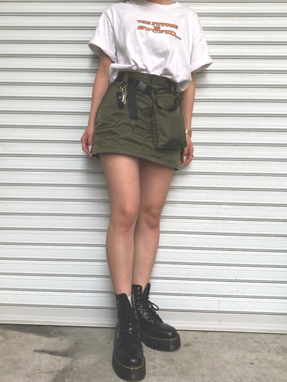 「ミリタリースカート、白Tシャツ、ドクターマーチン」｜「X-girlのX-girl x KOZIK ANGELS & DEMONS S/S MENS TEE（Tシャツ/カットソー、ホワイト系）」を使った、222さん（レディース・159cm）の夏コーディネートの1枚目の写真