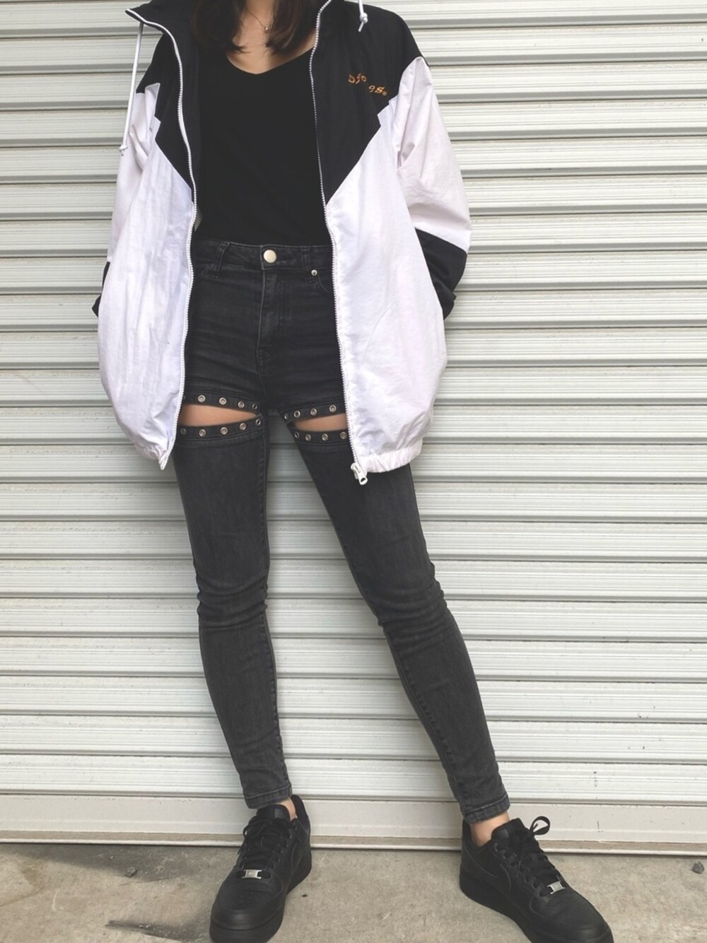 「モノトーン、シロクロ、Dickies、AIR FORCE 1」｜「Dickiesのアイテム（マウンテンパーカー、ホワイト系）」を使った、222さん（レディース・159cm）の夏コーディネートの1枚目の写真