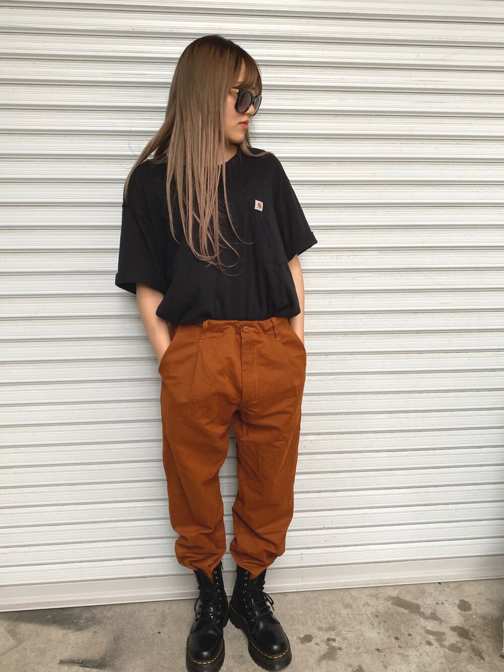 「ラクチンコーデ、サングラス、carhartt、universaloverall、Dr.Martens、パンツスタイル、メンズライク」｜「Carharttのアイテム（Tシャツ/カットソー、ブラック系）」を使った、222さん（レディース・159cm）の夏コーディネートの1枚目の写真