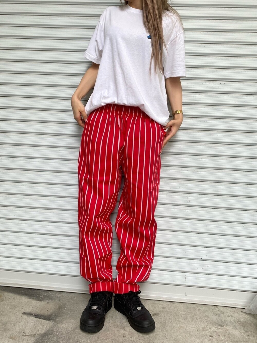 「白Tシャツ、クックマン、COOKMAN、airforce1、ストリート」｜「COOKMANのアイテム（その他パンツ、レッド系）」を使った、222さん（レディース・159cm）の夏コーディネートの1枚目の写真