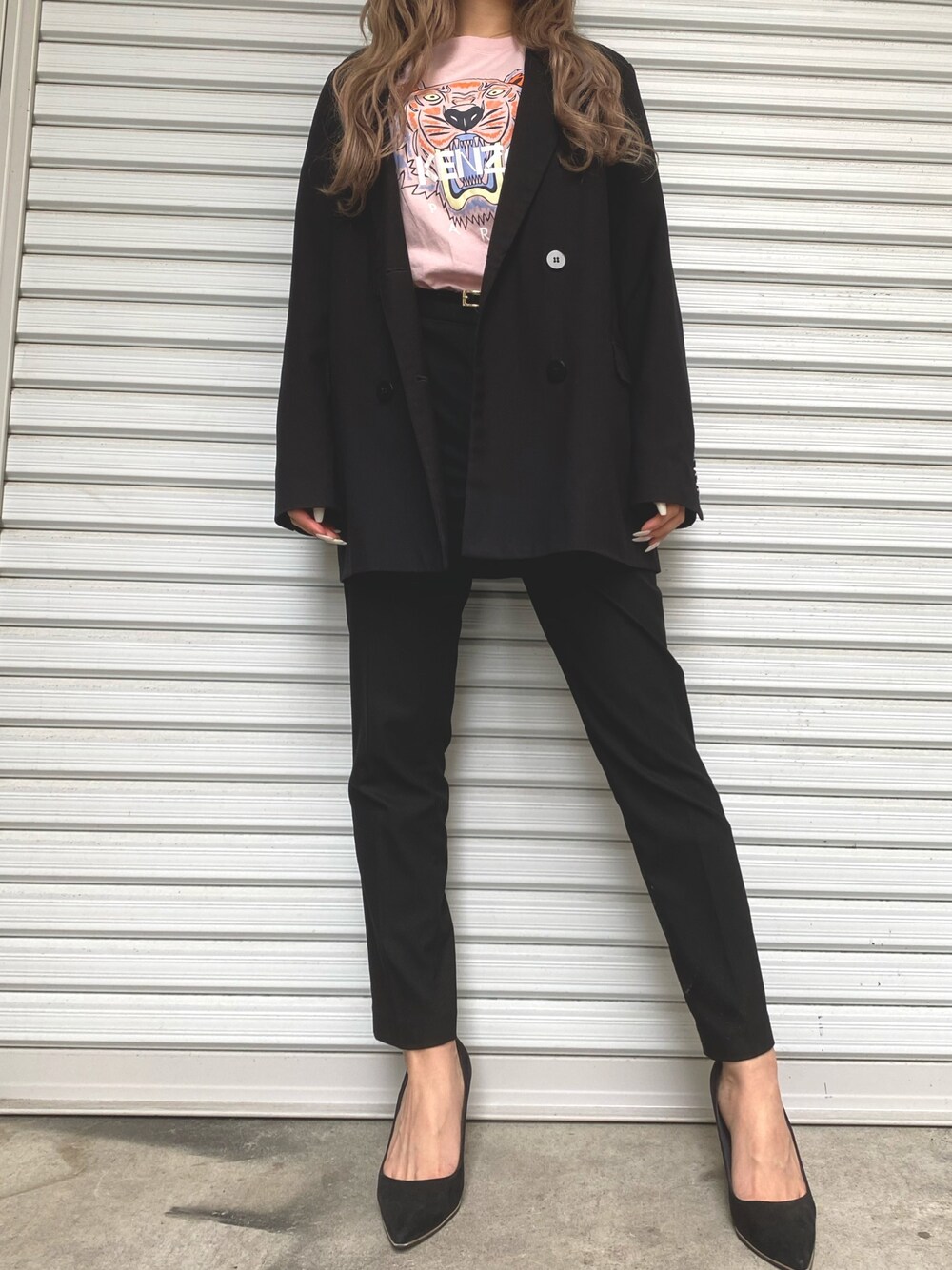 「パンツスタイル、ジャケパン、ブラック、ピンク、KENZO、EMODA」｜「KENZOのアイテム（Tシャツ/カットソー、ピンク系）」を使った、222さん（レディース・159cm）の夏コーディネートの1枚目の写真
