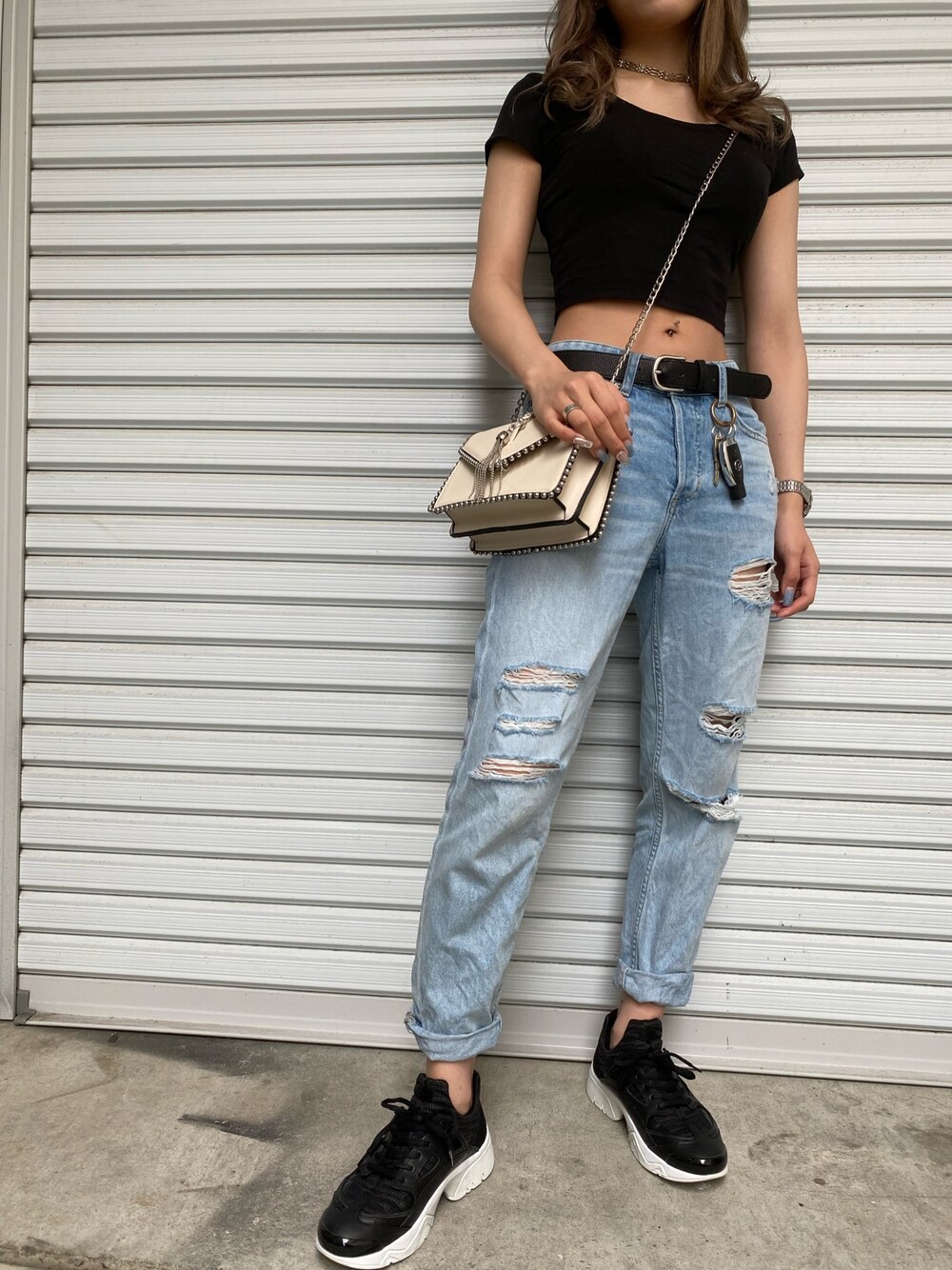 「ラクチンコーデ、プチプラ、スニーカー、Bershka、H&M、Tシャツ×デニム、ミニバッグ」｜「EVRISのアイテム（ネックレス、ゴールド系）」を使った、222さん（レディース・159cm）の夏コーディネートの1枚目の写真