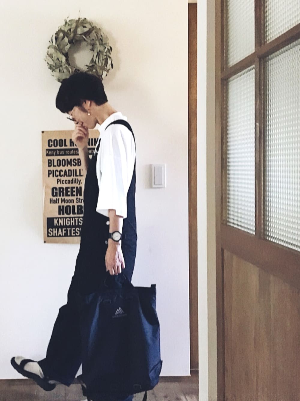 「Tシャツ、低身長、カジュアル、モノトーンコーデ、スポーツサンダル、teva、ブラックコーデ」｜「UNIQLOのオーバーサイズスクエアＴ（5分袖）（Tシャツ/カットソー、ホワイト系）」を使った、mioさん（レディース・155cm）の夏コーディネートの1枚目の写真