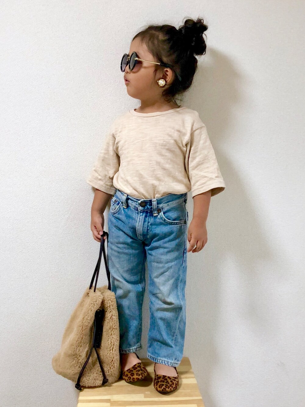「ファーバッグ、キッズコーデ、キッズファッション、お洒落さんとつながりたい、EDWIN、ベージュコーデ、秋コーデ」｜「petit mainのニットビスチェ付ワンピース（ワンピース、ベージュ系）」を使った、MIRAIさん（キッズ・90cm）の秋コーディネートの1枚目の写真