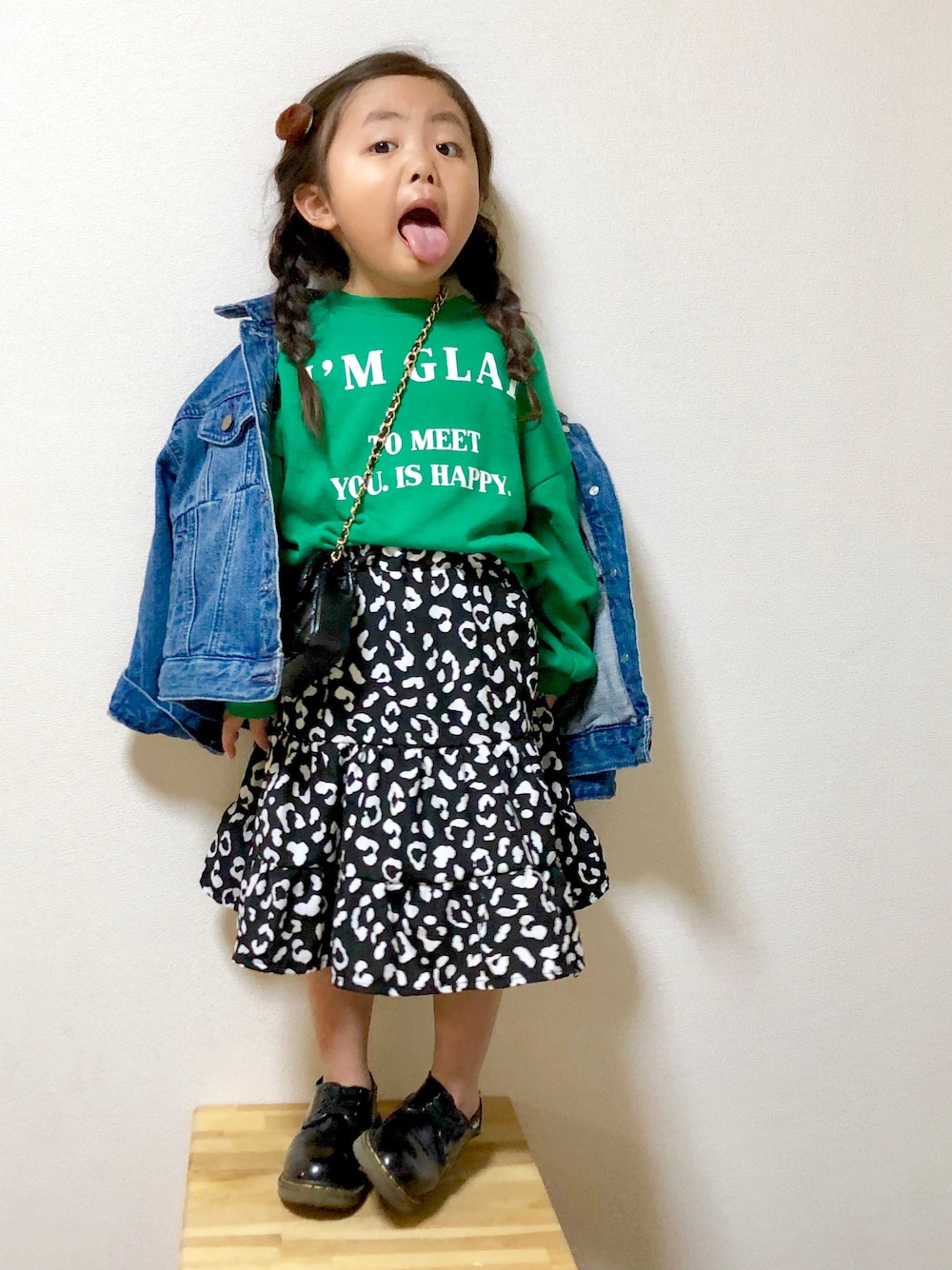「Gジャン、ひょう柄、ティアード、キッズコーデ、お洒落さんとつながりたい、三つ編み、スウェット、レースアップシューズ」｜「kankokutimeのアイテム（スカート、ブラック系）」を使った、MIRAIさん（キッズ・100cm）の春コーディネートの1枚目の写真