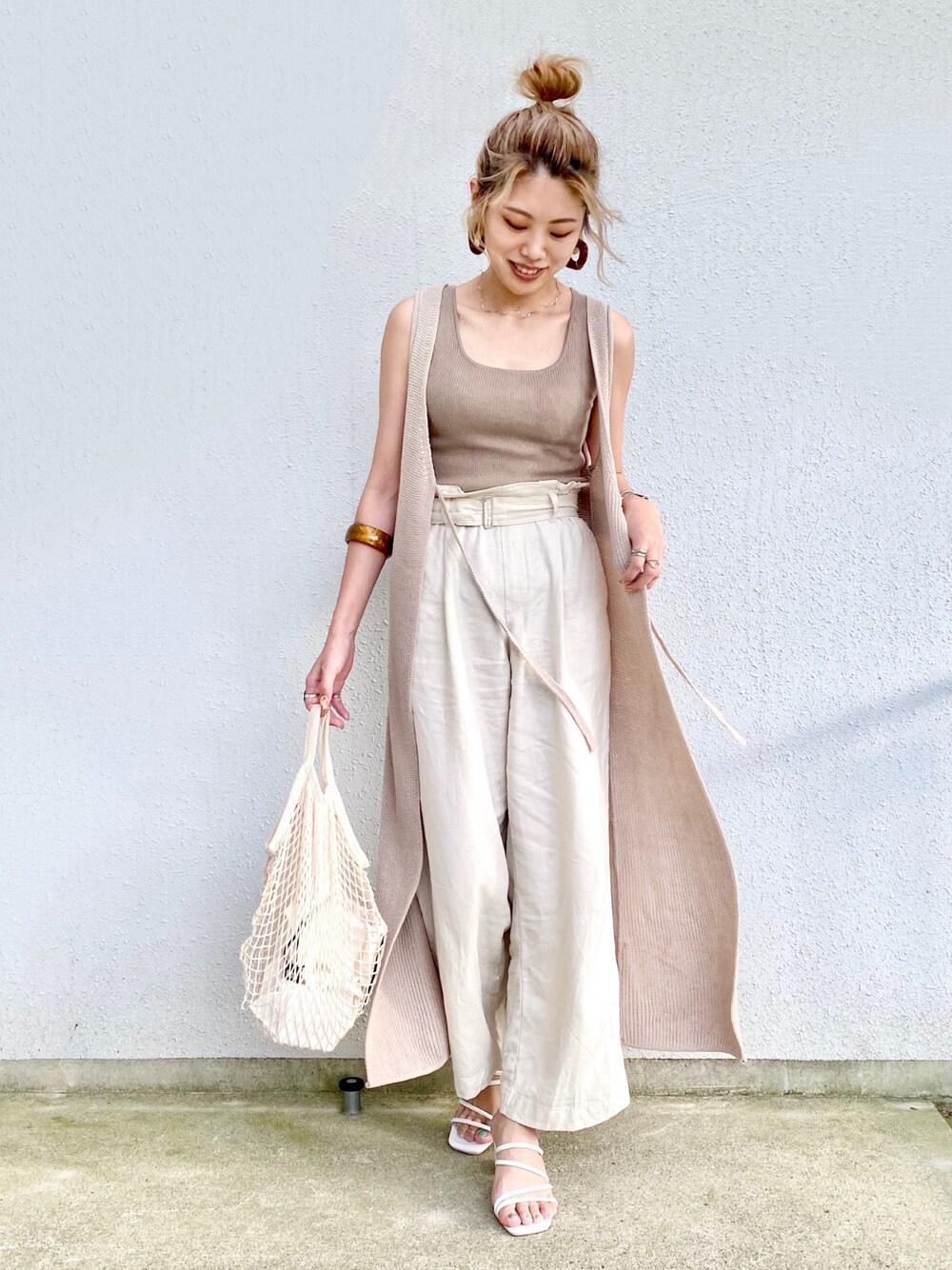 ホワイト系のその他パンツ、ホワイト系のサンダル、ベージュ系のタンクトップを着用したレディースの夏コーディネートの1枚目の写真