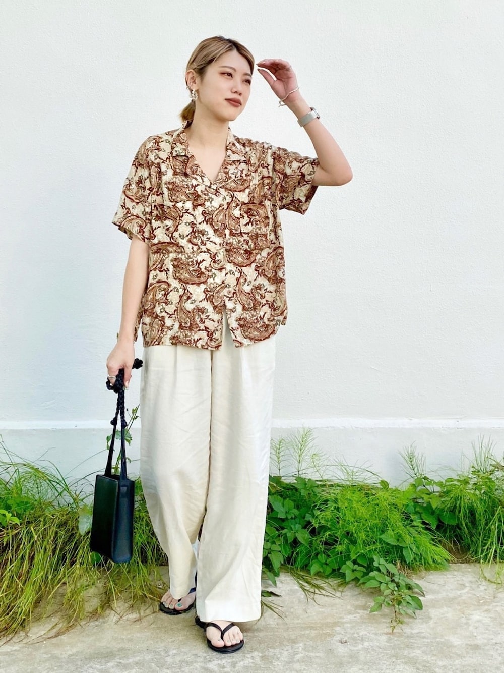 「リネンブレンドワイドパンツ、リネン、柄シャツ、しまむら、ビーチサンダル、夏、カジュアル、おしゃれさんと繋がりたい、オープンカラーシャツ、ラフ」｜「UNIQLOのベルテッドリネンレーヨンワイドパンツ（丈標準67～69cm）（その他パンツ、ホワイト系）」を使った、MIRAIさん（レディース・162cm）の夏コーディネートの1枚目の写真