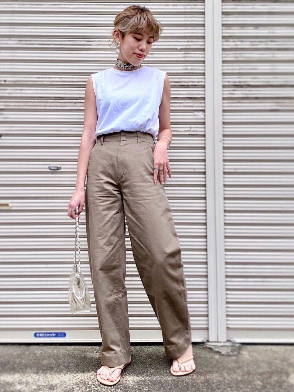 ベージュ系のその他パンツ、ホワイト系のTシャツ/カットソーを着用したレディースの夏コーディネートの1枚目の写真