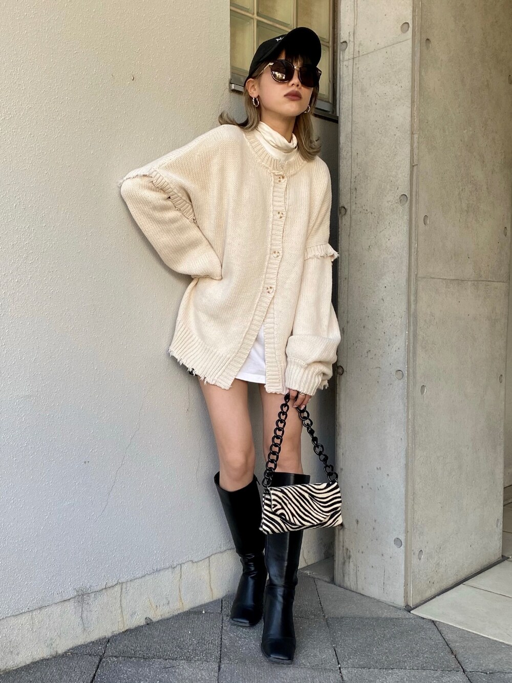 「プチプラコーデ、ロングブーツ、ダメージニット、2WAYニット、マルチウェイニット、キャップ、FR2、大人ガーリー、淡色コーデ、レイヤードスタイル」｜「Re:EDITのマルチウェイルーズブロークンダメージニットカーディガン（ニット/セーター、ホワイト系）」を使った、MIRAIさん（レディース・162cm）の冬コーディネートの1枚目の写真