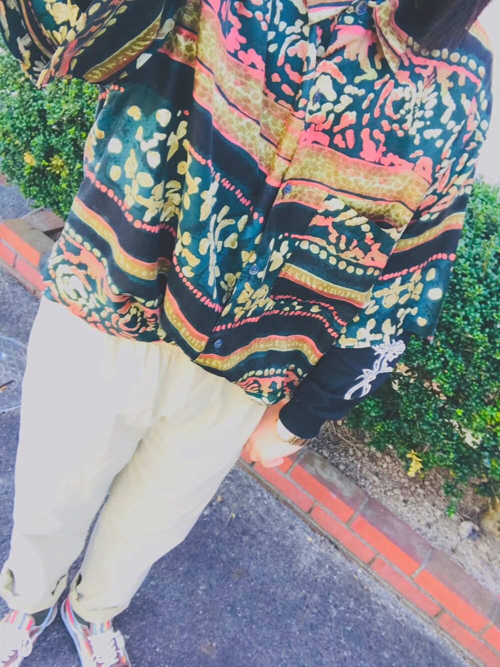 「柄シャツ、タックイン、おしゃれさんと繋がりたい、stussy、used、スニーカー、UNIQLO」｜「usedのアイテム（シャツ/ブラウス、その他）」を使った、ma.さん（レディース・167cm）の春コーディネートの1枚目の写真