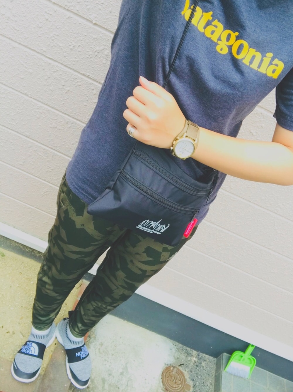 「休日スタイル、トラックパンツ、patagonia、adidas、夏、THE NORTH FACE」｜「Manhattan Portageの【Manhattan Portage】マンハッタンポーテージ Triple Zipper Pouch（ボディバッグ/ウエストポーチ、ブラック系）」を使った、ma.さん（レディース・167cm）の夏コーディネートの1枚目の写真