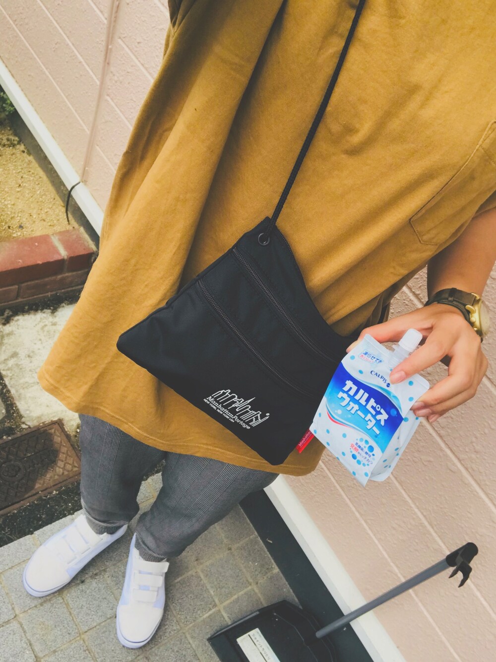 「ラクチンコーデ、ビックシルエット、休日スタイル、秋カラー、秋のコーデ、GU、パンツスタイル、スニーカー」｜「SEVENDAYS=SUNDAYのUSAコットン ポケット付半袖プルオーバー（Tシャツ/カットソー、ブラウン系）」を使った、ma.さん（レディース・167cm）の秋コーディネートの1枚目の写真