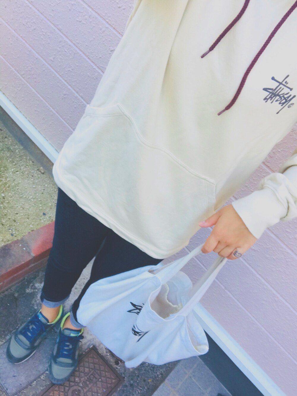 「スニーカーコーデ、スキニーデニム、stussy、GU、ベージュ、ビッグシルエット、秋服準備はじめました」｜「STUSSYのTwo Tone Hood（パーカー、ベージュ系）」を使った、ma.さん（レディース・167cm）の秋コーディネートの1枚目の写真