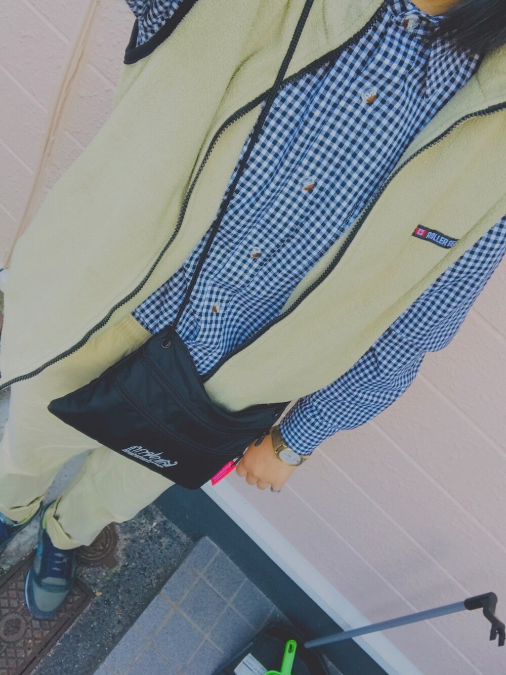 「ベスト×シャツ、ベスト、シャツスタイル、stussy、おじいちゃん、休日スタイル、ootd」｜「ROLLERGEARのアイテム（ダウンベスト、ベージュ系）」を使った、ma.さん（レディース・167cm）の秋コーディネートの1枚目の写真