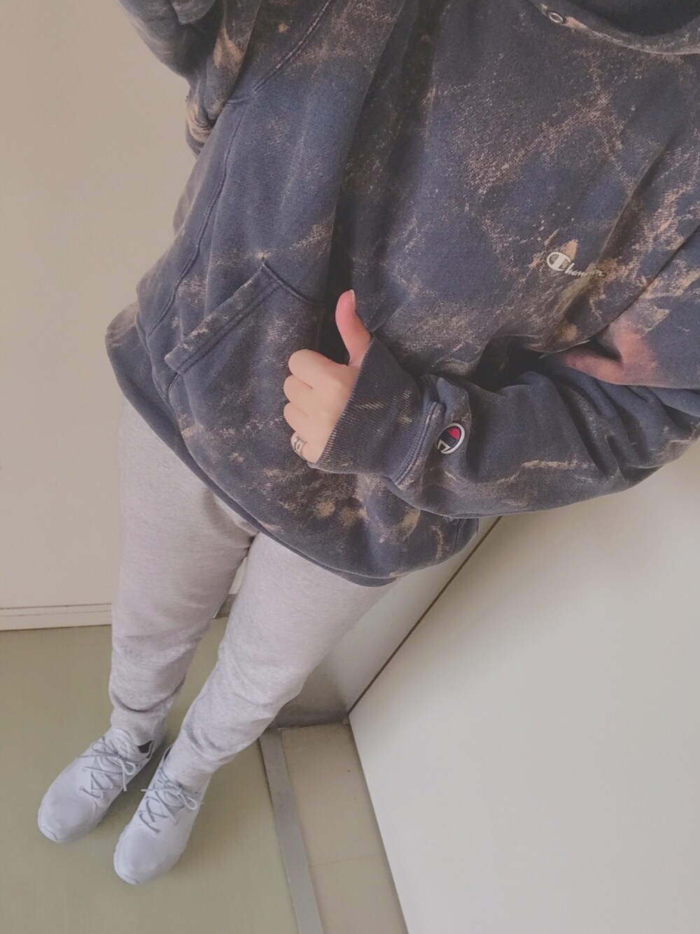 「Champion、古着、スポーツミックス、ユニクロ、NIKE、NIKE AIR MAX、スウエット」｜「Championのアイテム（パーカー、グレー系）」を使った、ma.さん（レディース・167cm）の秋コーディネートの1枚目の写真