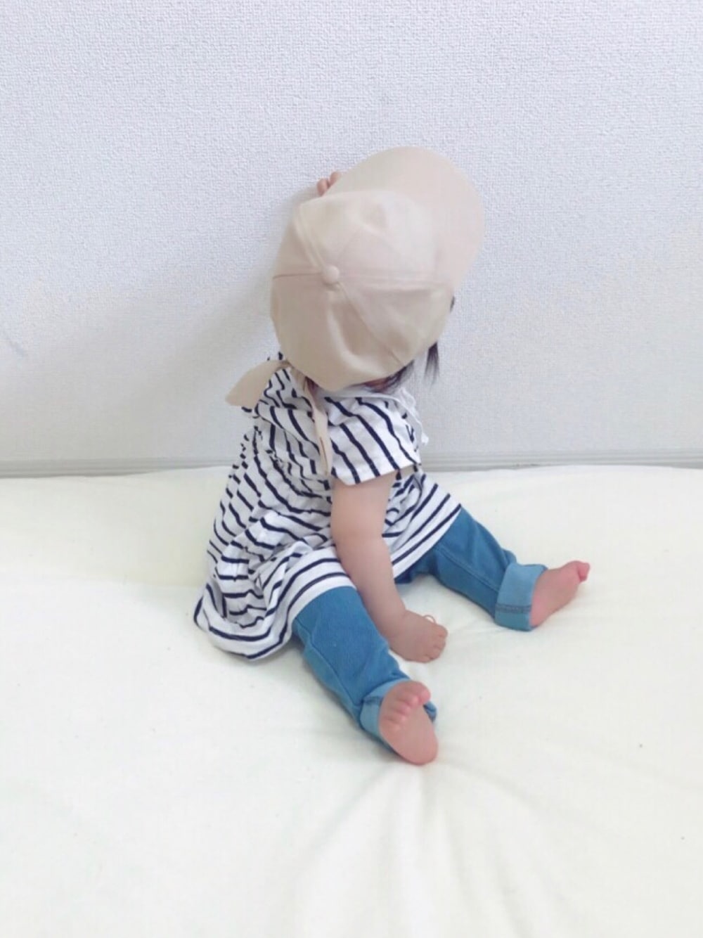 「公園コーデ、ボーダー、ワンピース、デニムレギンス、キャップ、シンプルコーデ、女の子、1歳、休日スタイル」｜「apres les coursのフリル衿ワンピース（ワンピース、その他）」を使った、YuAchiさん（キッズ・70cm）の夏コーディネートの1枚目の写真