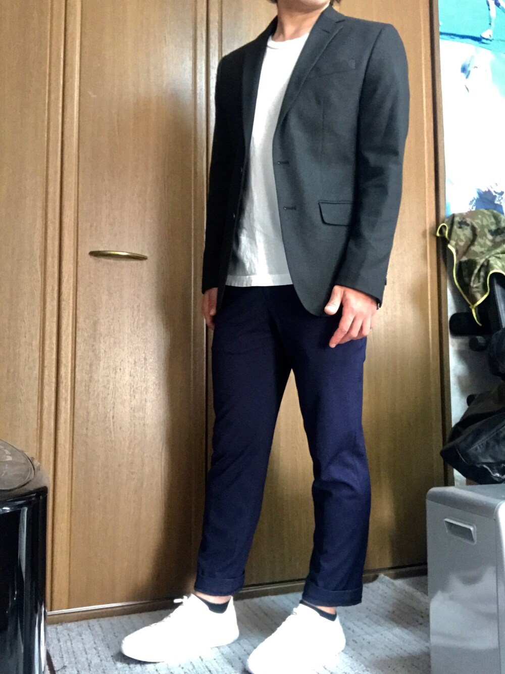 グレー系のテーラードジャケット、ホワイト系のTシャツ/カットソー、ブルー系のパンツを着用したメンズの春コーディネートの1枚目の写真