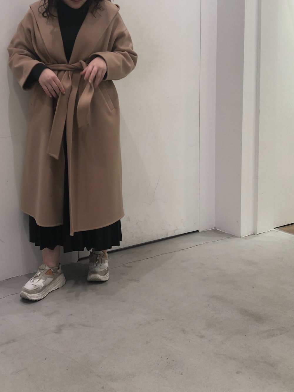 「PUBLIC TOKYO、カジュアルコーデ、おしゃれさんと繋がりたい、ニットコーデ、きれいめカジュアル、大人コーデ、オーバーサイズ、くすみカラー、ロングスカート、ブラウンコーデ」｜「PUBLIC TOKYOのリバーフードガウンコート（その他アウター、ベージュ系）」を使った、KAZUE KAWAMOTOさん（レディース・164cm）の秋コーディネートの1枚目の写真