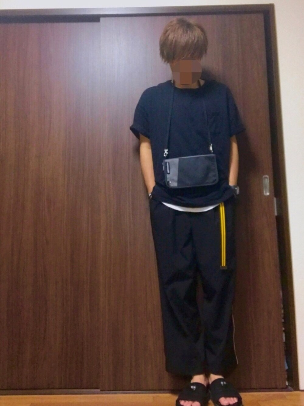 「低身長、オールブラック、モノトーン、ラインパンツ、サンダル、シンプル、サコッシュ、ロングベルト、ガチャベルト」｜「gym masterのトラベル ウォレット（パスポートケース、グレー系）」を使った、taichiさん（メンズ・165cm）の夏コーディネートの1枚目の写真