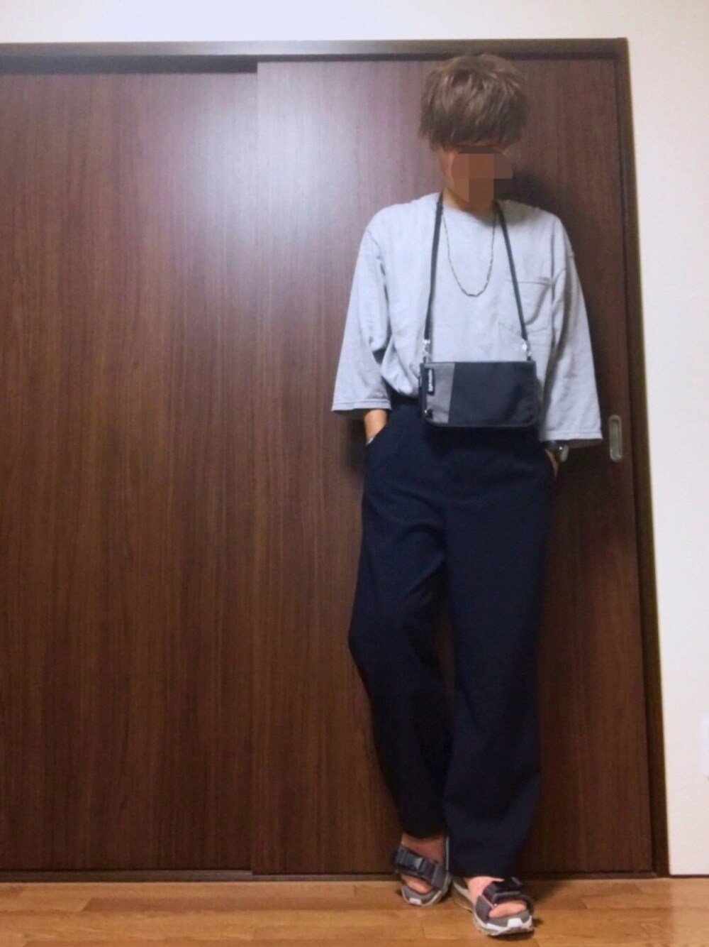 「低身長、サコッシュ、ワイドパンツ、タックパンツ、サンダル、サンダルに靴下、タックイン、秋コーデ、シンプル、モノトーン」｜「FREAK'S STOREの－2015FW－ ビッグシルエット8分丈TEE              （Tシャツ/カットソー、グレー系）」を使った、taichiさん（メンズ・165cm）の秋コーディネートの1枚目の写真