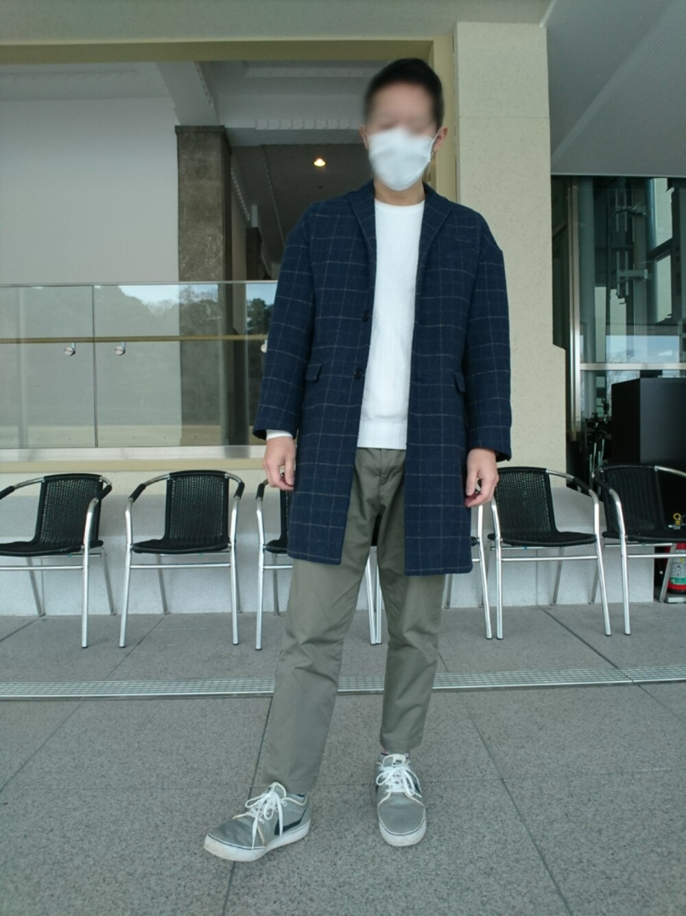 「チェスターコート、アンクルパンツ、春コーデ」｜「UNIQLOのアイテム（ニット/セーター、ホワイト系）」を使った、ひろやすさん（メンズ・170cm）の春コーディネートの1枚目の写真
