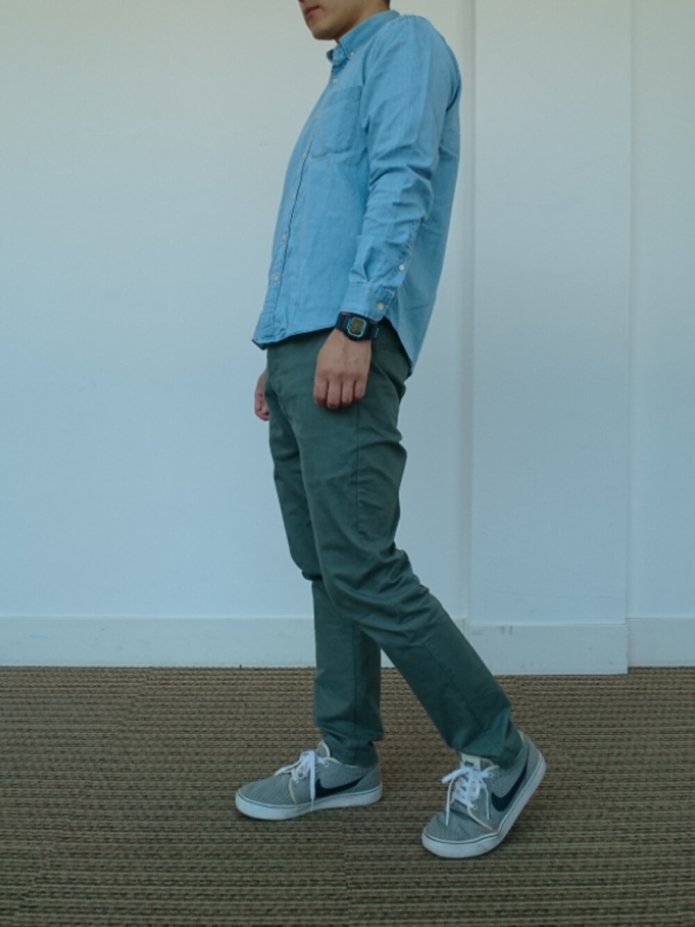 グリーン系のチノパンツ、ブルー系のシャツ/ブラウスを着用したメンズの春コーディネートの1枚目の写真