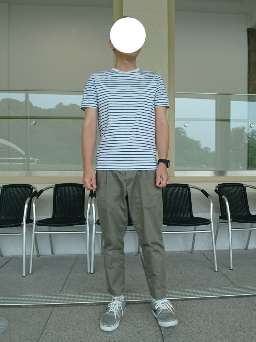 その他のTシャツ/カットソー、グレー系のその他パンツを着用したメンズの夏コーディネートの1枚目の写真