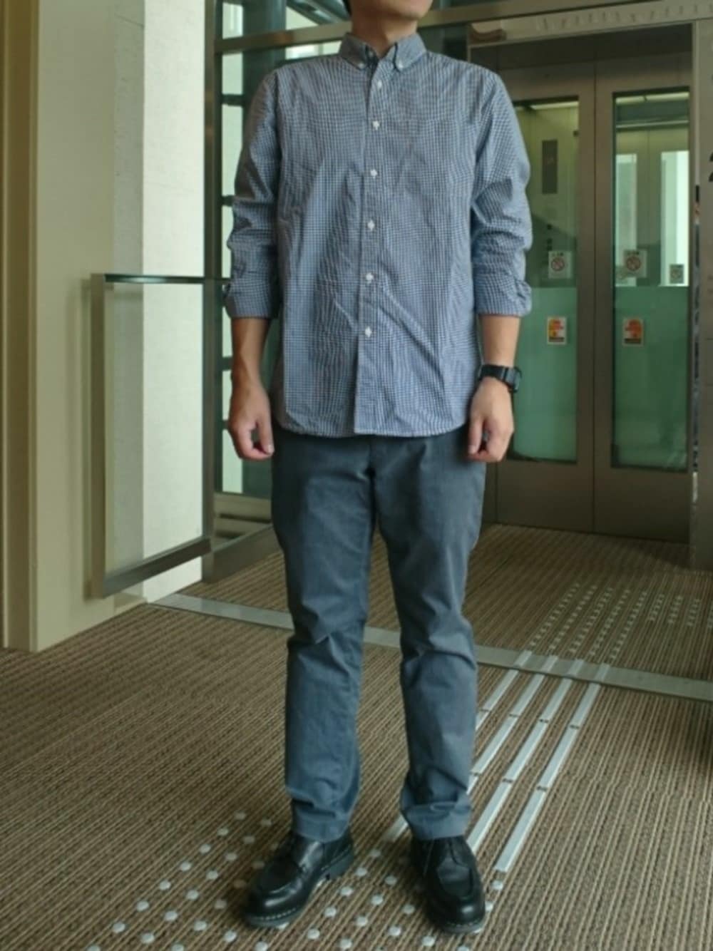 ブルー系のシャツ/ブラウス、グレー系のチノパンツ、ブラック系のドレスシューズを着用したメンズの秋コーディネートの1枚目の写真