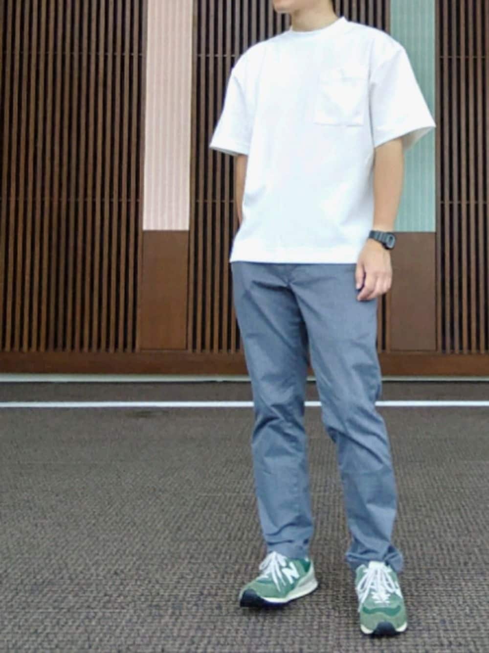 「夏コーデ、シンプル、カジュアル、ビッグシルエット、ポケットＴシャツ、白Tシャツ、チノパン、ニューバランス574、いいね、save、フォローお願いします🤑、おしゃれさんと繋がりたい」｜「無印良品のアイテム（Tシャツ/カットソー、ホワイト系）」を使った、ひろやすさん（メンズ・170cm）の夏コーディネートの1枚目の写真