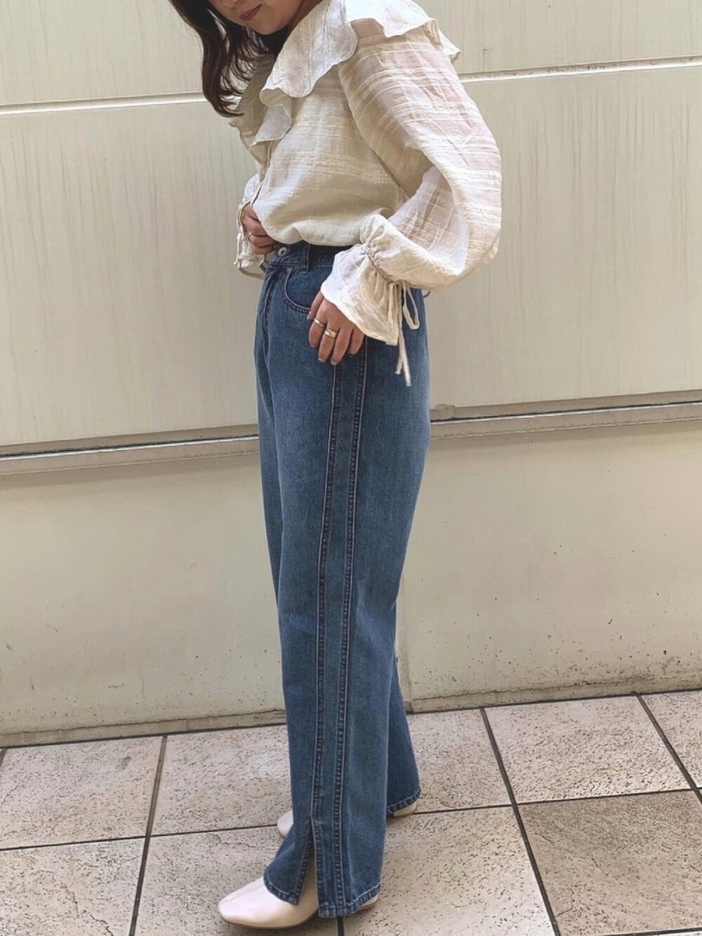 「カジュアルコーデ、ブラウス、シア―ブラウス、低身長、春コーデ、デニム、デニムパンツ」｜「w closetのシアーボーダーラッフルカラーブラウス（シャツ/ブラウス、ホワイト系）」を使った、Nakagawa mikuさん（レディース・152cm）の冬コーディネートの1枚目の写真