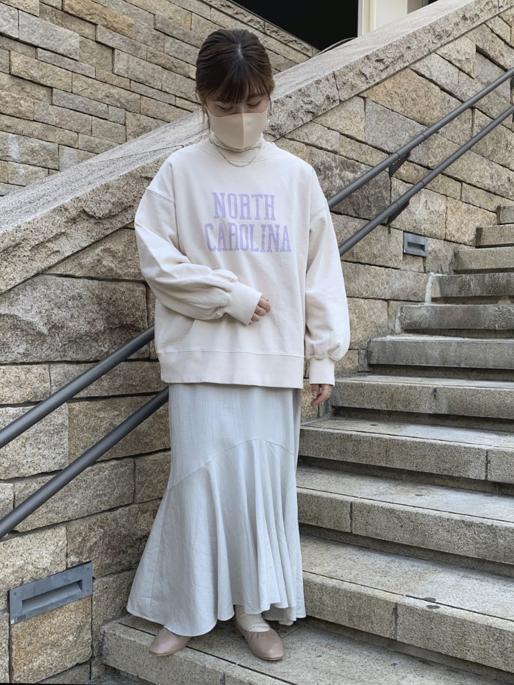 「ゆるコーデ、低身長コーデ、シンプル、休日スタイル、カジュアル、ラフ、ワンピース」｜「w closetのプリント入ピグメントスエット（スウェット、ベージュ系）」を使った、Nakagawa mikuさん（レディース・152cm）の冬コーディネートの1枚目の写真