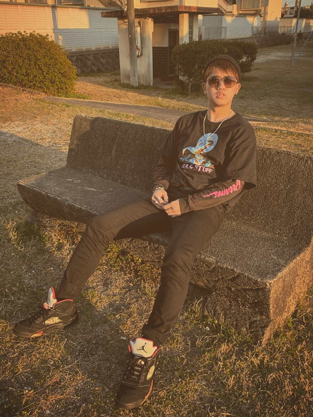 「春コーデ、黒スキニー、Tシャツ、黒、オールブラック、ジョーダン、ストリート、ストリートコーデ」｜「HUFのNIGHT CALL LS TEE HUF / ハフ Tシャツ（Tシャツ/カットソー、ブラック系）」を使った、natsukiさん（メンズ・171cm）の春コーディネートの1枚目の写真
