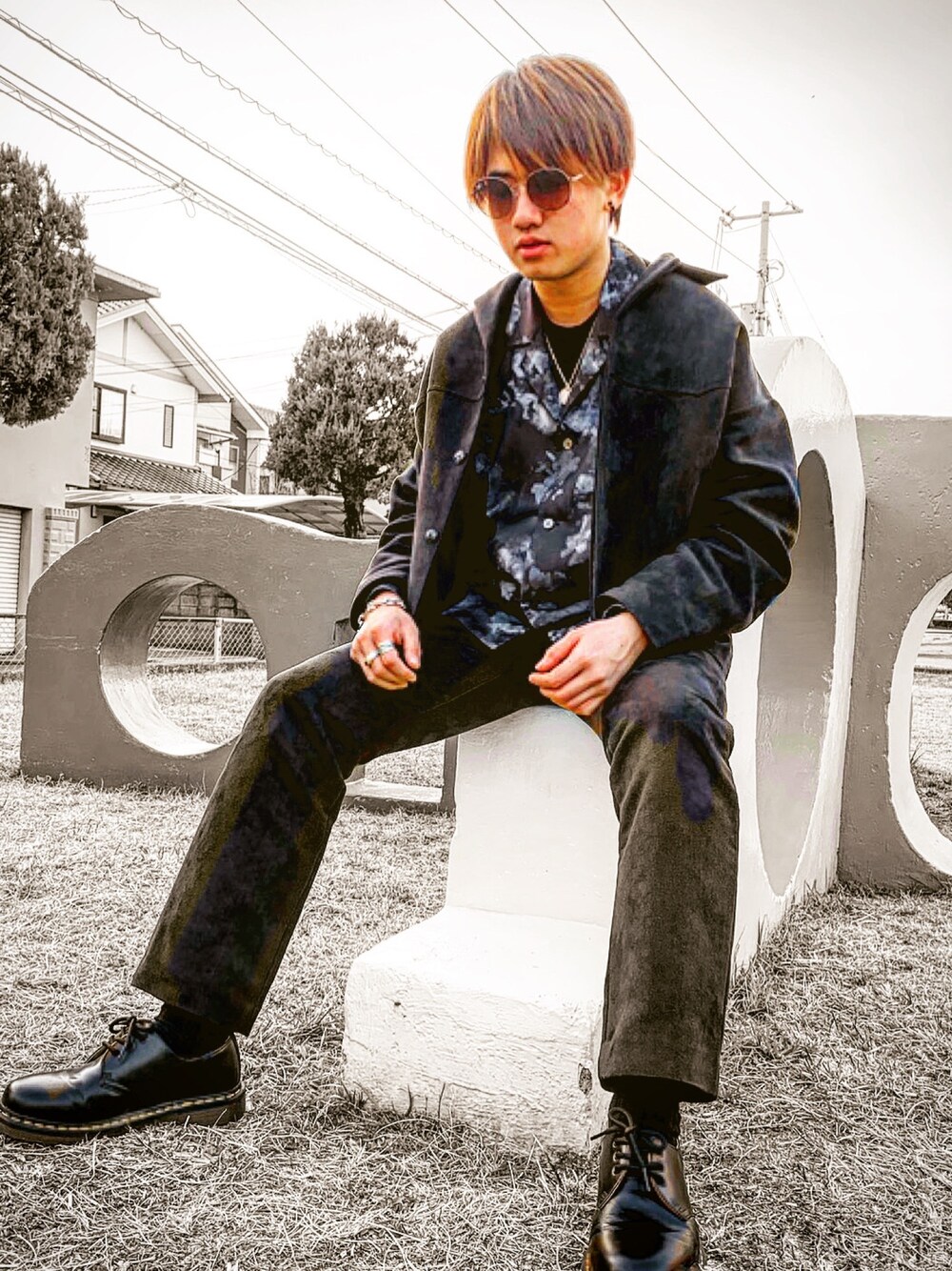 「キレイめ、セットアップ、お洒落さんとつながりたい、UNIQLO、HARE、オールブラック、STUDIOUS、いいね、save、フォローお願いします🤑、Dr.Martens、サングラス」｜「Ray-Banのアイテム（サングラス、ブラウン系）」を使った、natsukiさん（メンズ・171cm）の春コーディネートの1枚目の写真