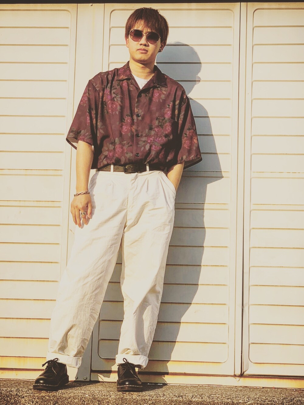 「おしゃれさんと繋がりたい、夏コーデ、いいね、save、フォローお願いします🤑、白パンツ、革靴、タックイン、ホワイトパンツ、柄シャツ、HARE、サングラス」｜「Ray-Banのアイテム（サングラス、ブラウン系）」を使った、natsukiさん（メンズ・171cm）の春コーディネートの1枚目の写真