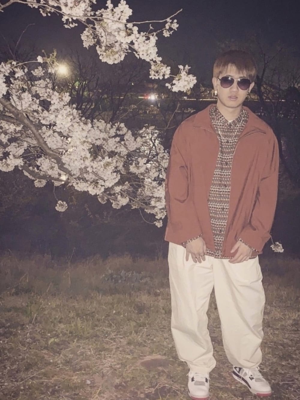 「ワントーンコーデ、春コーデ、ベージュコーデ、ハレ(HARE)、白パンツ、いいね、save、フォローお願いします🤑、おしゃれさんと繋がりたい」｜「HAREのTW/スタンドブルゾン(HARE)（ブルゾン、ブラウン系）」を使った、natsukiさん（メンズ・171cm）の春コーディネートの1枚目の写真
