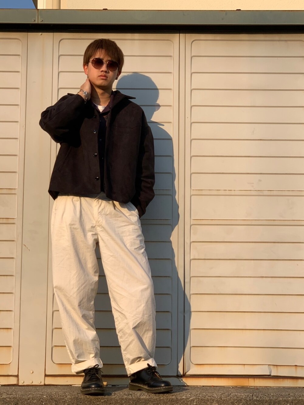 「オーバーサイズ、タックイン、柄シャツ、白パンツ、サングラス、HARE、お洒落さんとつながりたい、革靴、相互フォロー、フォローミー」｜「Ray-Banのアイテム（サングラス、ブラウン系）」を使った、natsukiさん（メンズ・171cm）の春コーディネートの1枚目の写真
