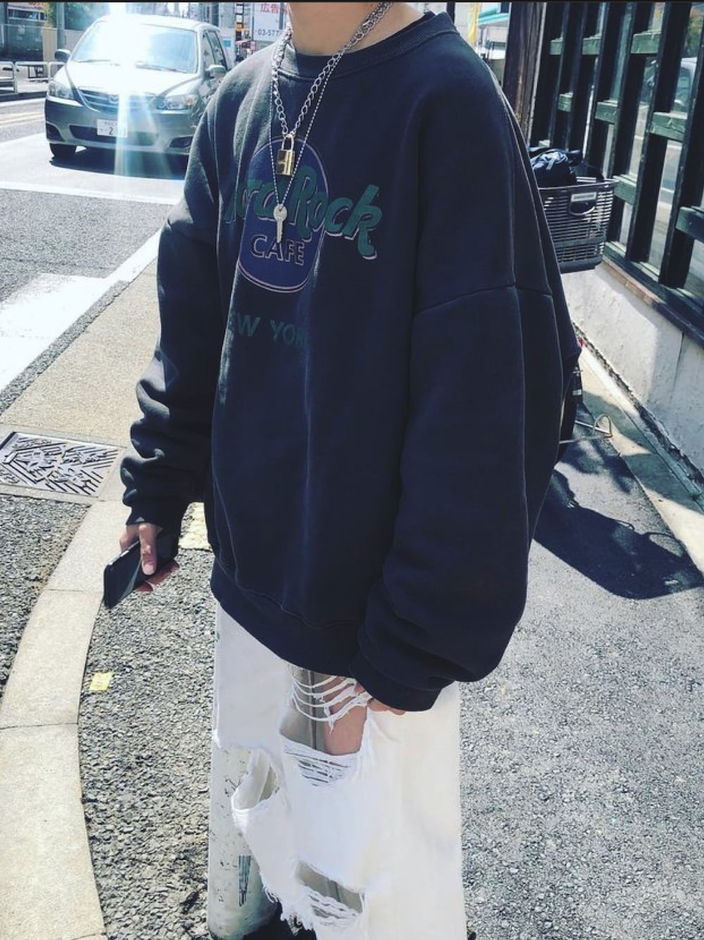 「おしゃれさんと繋がりたい、ストリート系、ストリートファッション、モード系、古着コーデ、hardrockcafe、スケーターファッション、スケータースタイル、スウェット、ダメージデニムパンツ」｜「Hard Rock Cafeのアイテム（スウェット、ブラック系）」を使った、Midoriさん（メンズ・160cm）の春コーディネートの1枚目の写真