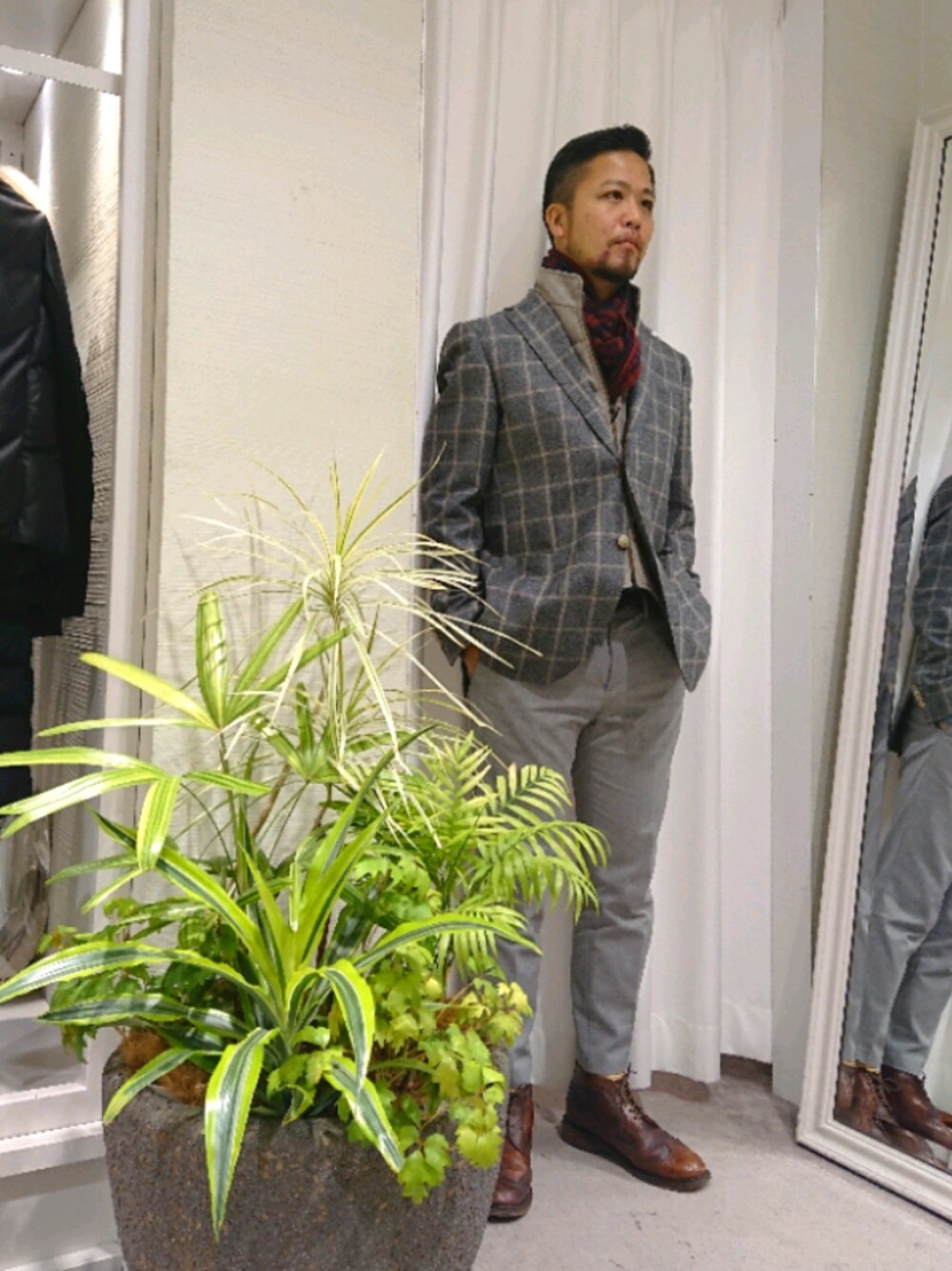 「ジャケット、スラックス、ブーツ、マフラー、冬」｜「RAWLIFEの@ｽﾄｰﾙ ﾍﾟｲｽﾞﾘｰ（ストール/ショール、ブルー系）」を使った、keitaさん（メンズ・177cm）の秋コーディネートの1枚目の写真