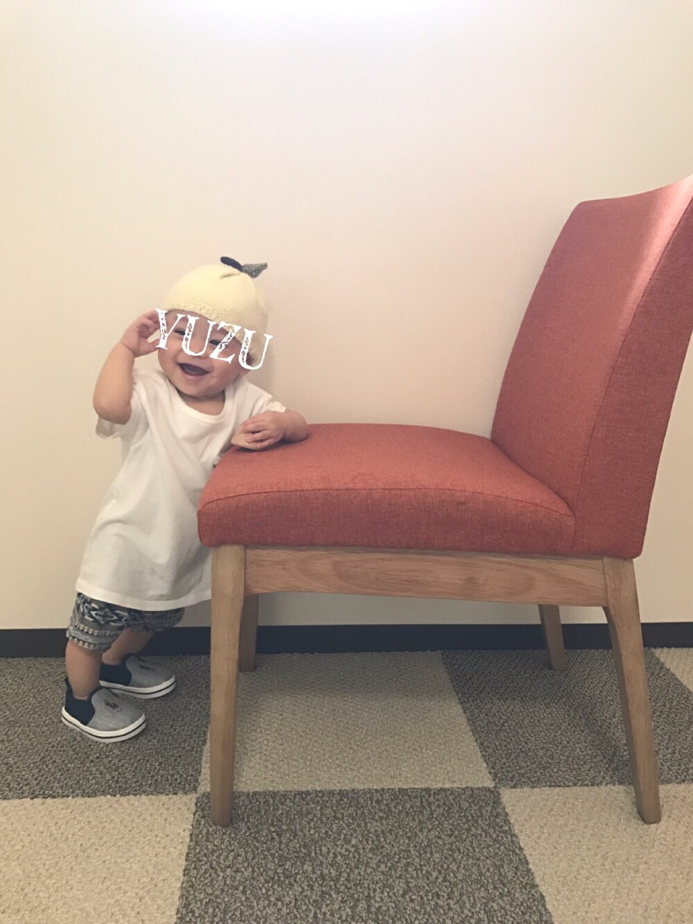 ホワイト系のTシャツ/カットソー、ブルー系のパンツ、グレー系のシューズを着用したキッズの夏コーディネートの1枚目の写真