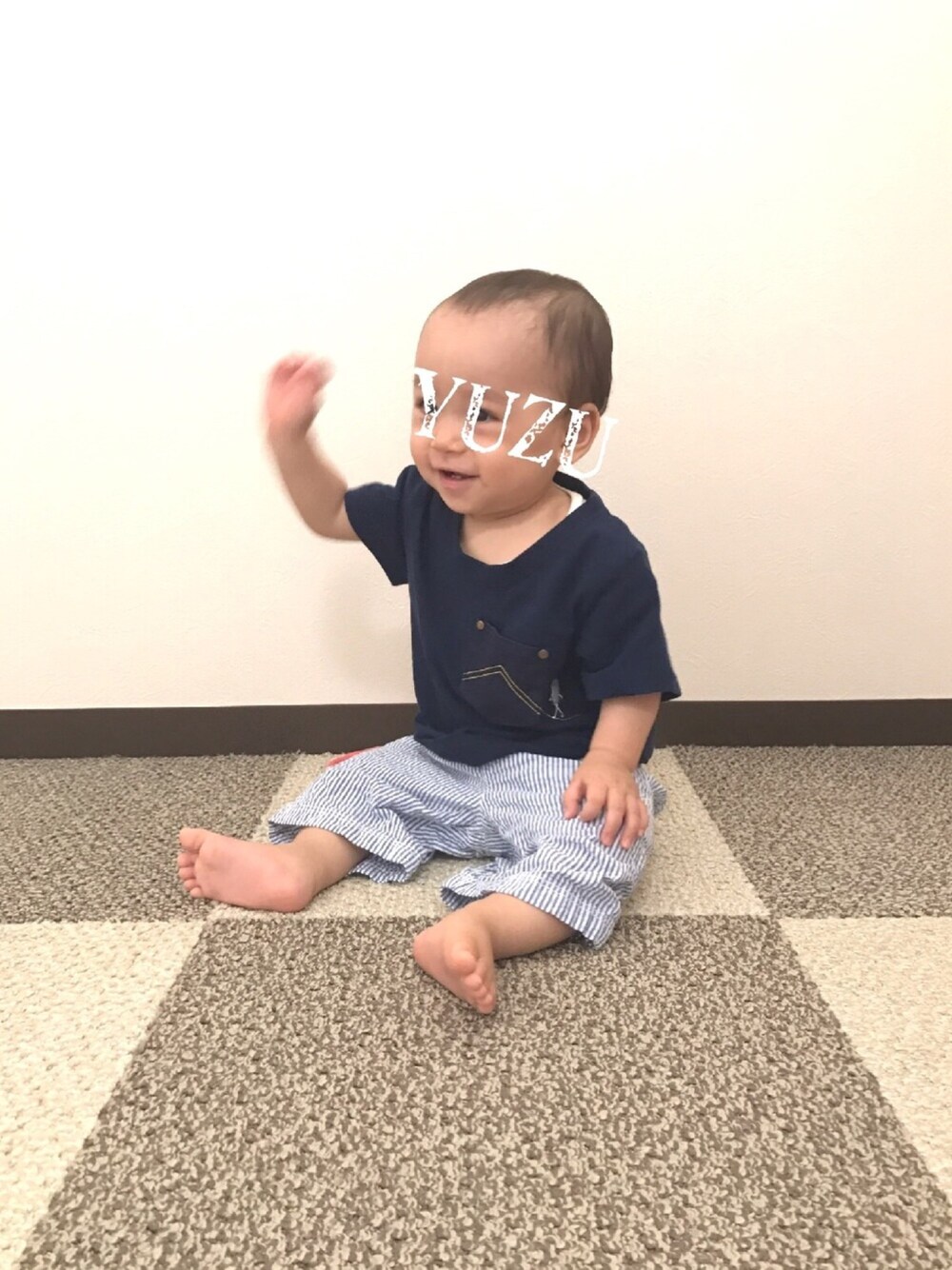 ブルー系のTシャツ/カットソー、ブルー系のパンツを着用したキッズの秋コーディネートの1枚目の写真